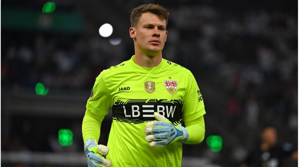 Torhüter Alexander Nübel im Trikot des FC Bayern München schaut fokussiert auf das Spielfeld