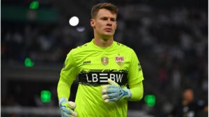 Torhüter Alexander Nübel im Trikot des FC Bayern München schaut fokussiert auf das Spielfeld