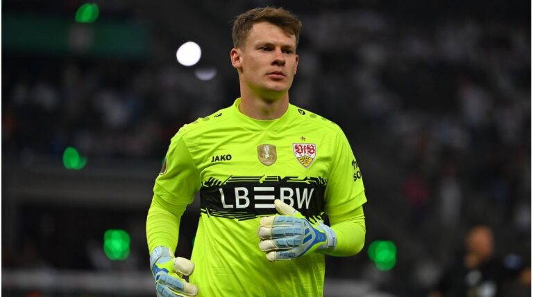 Torhüter Alexander Nübel im Trikot des FC Bayern München schaut fokussiert auf das Spielfeld