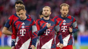 Konrad Laimer im Trikot des FC Bayern München blickt fokussiert auf das Spielfeld.