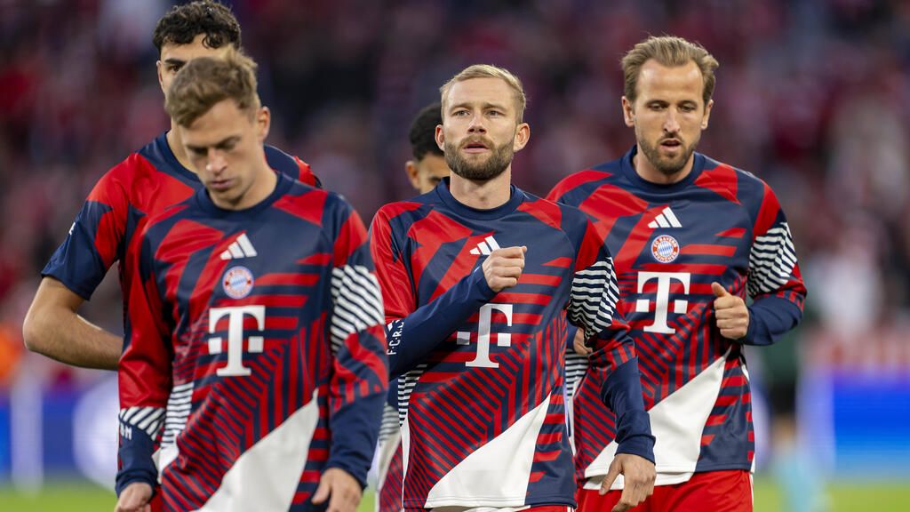 Konrad Laimer im Trikot des FC Bayern München blickt fokussiert auf das Spielfeld.