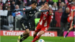 Linksverteidiger Nathaniel Brown auf dem Fußballplatz im Sprint