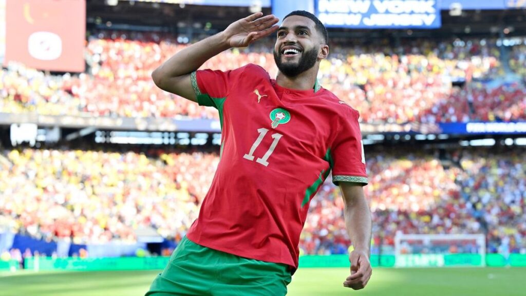 Ismael Saibari im Trikot der marokkanischen Nationalmannschaft jubelt auf dem Spielfeld über ein Tor.