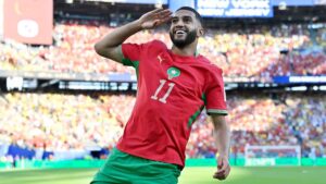 Ismael Saibari im Trikot der marokkanischen Nationalmannschaft jubelt auf dem Spielfeld über ein Tor.