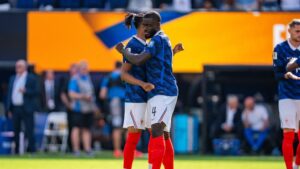 Harry Kane und Dayot Upamecano in den Trikots ihrer jeweiligen Nationalmannschaften