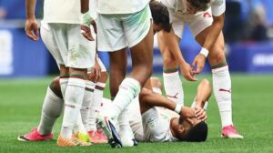 Der marokkanische Nationalspieler Ismael Saibari sitzt verletzt auf dem Rasen und fasst sich an den Oberschenkel