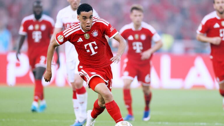 Jamal Musiala im Trikot des FC Bayern München am Ball