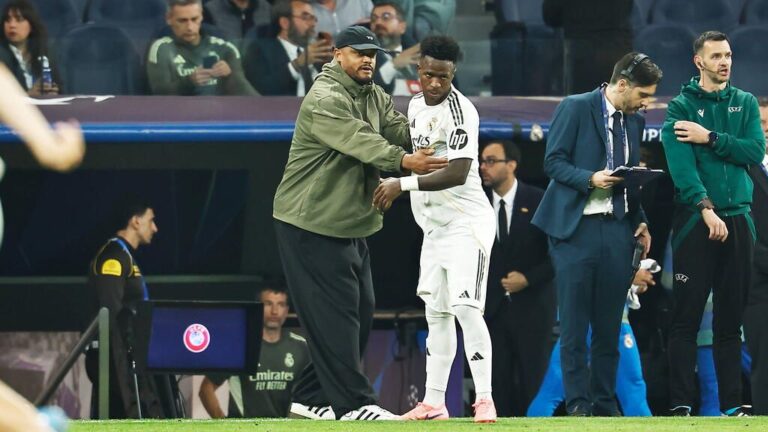 Vinícius Júnior im Trikot von Real Madrid blickt nachdenklich auf das Spielfeld.