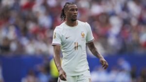 Michael Olise im Trikot des FC Bayern München am Ball