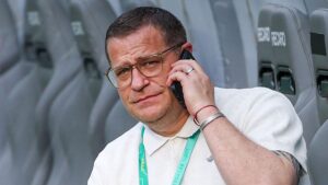 Max Eberl bei einer Pressekonferenz des FC Bayern München