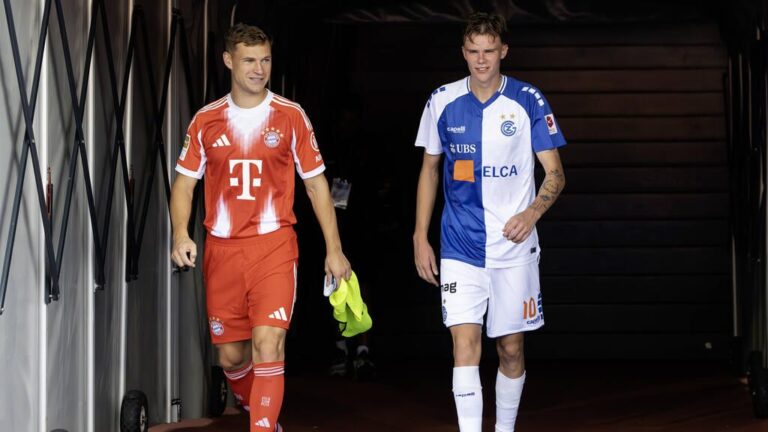 Jonathan Asp Jensen im Trikot des FC Bayern München auf dem Spielfeld