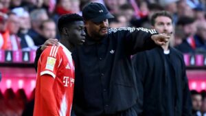 Vincent Kompany und Bara Sapoko Ndiaye beim Training des FC Bayern München