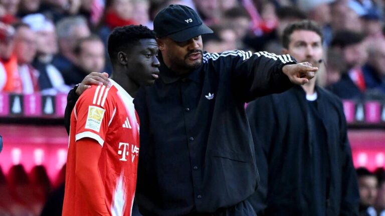 Vincent Kompany und Bara Sapoko Ndiaye beim Training des FC Bayern München