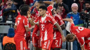 Luis Díaz im Trikot des FC Bayern München gestikuliert auf dem Spielfeld
