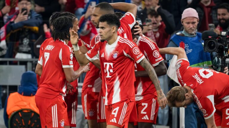 Luis Díaz im Trikot des FC Bayern München gestikuliert auf dem Spielfeld