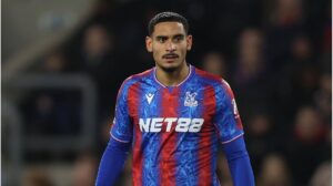 Maxence Lacroix im Trikot von Crystal Palace in Aktion auf dem Spielfeld