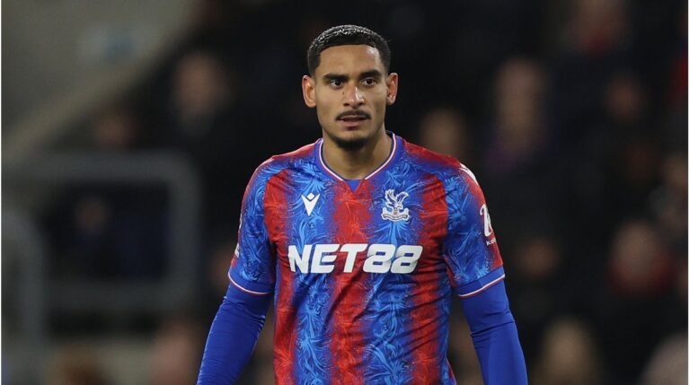 Maxence Lacroix im Trikot von Crystal Palace in Aktion auf dem Spielfeld