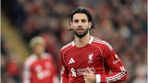 Dominik Szoboszlai im Trikot des FC Liverpool bejubelt einen Erfolg in der Premier League