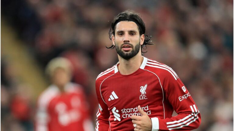 Dominik Szoboszlai im Trikot des FC Liverpool bejubelt einen Erfolg in der Premier League