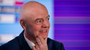 FIFA-Präsident Gianni Infantino gestikuliert während einer Pressekonferenz