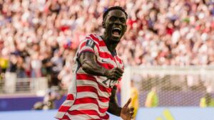 US-Nationalspieler Folarin Balogun jubelt auf dem Fußballplatz im Trikot der USA
