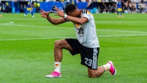 Felix Nmecha im Trikot der deutschen Nationalmannschaft beim Torjubel auf dem Rasen
