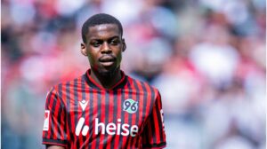 Noel Aseko im Trikot des FC Bayern München am Ball auf dem Spielfeld