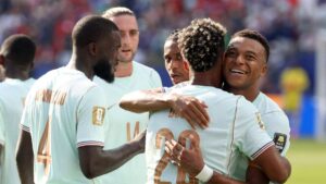 Kylian Mbappé und die französische Nationalmannschaft jubeln über den Sieg gegen Marokko im WM-Viertelfinale.