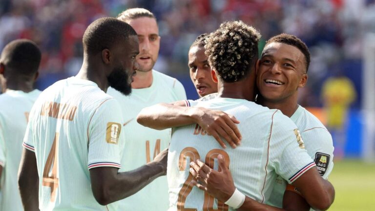 Kylian Mbappé und die französische Nationalmannschaft jubeln über den Sieg gegen Marokko im WM-Viertelfinale.