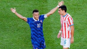 Kylian Mbappé jubelt nach seinem verwandelten Elfmeter für Frankreich gegen Paraguay bei der WM