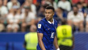 Spieler von Frankreich und England stehen sich auf dem Fußballplatz gegenüber