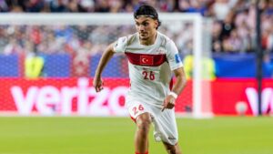 Can Uzun im Trikot von Eintracht Frankfurt schaut fokussiert über das Spielfeld