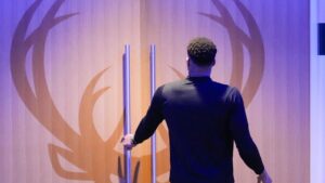 Giannis Antetokounmpo winkt den Fans der Milwaukee Bucks nach seinem Trade zu den Miami Heat emotional zum Abschied