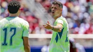 Granit Xhaka im Trikot des AFC Sunderland blickt fokussiert auf dem Spielfeld