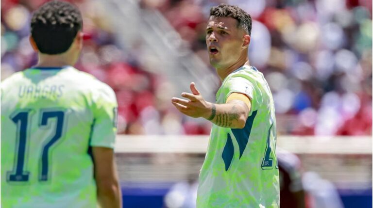 Granit Xhaka im Trikot des AFC Sunderland blickt fokussiert auf dem Spielfeld