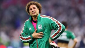 Guillermo Ochoa im Trikot der mexikanischen Nationalmannschaft winkt den Fans im Stadion zu