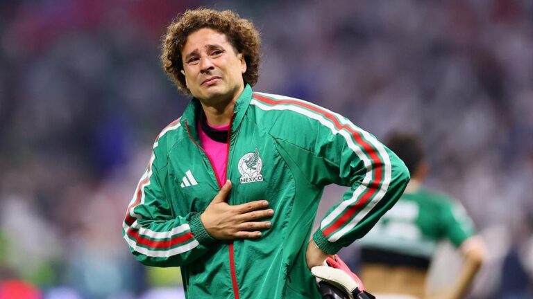 Guillermo Ochoa im Trikot der mexikanischen Nationalmannschaft winkt den Fans im Stadion zu