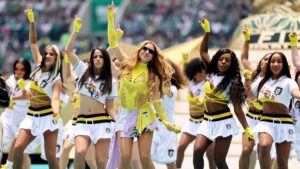 Sängerin performt auf einer Bühne im Fußballstadion während des WM-Finales in New York