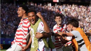 Die jubelnden US-Nationalspieler Folarin Balogun und Malik Tillman bei der Heim-WM in den USA