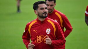 Ilkay Gündogan im DFB-Trainingsanzug gestikulierend am Spielfeldrand