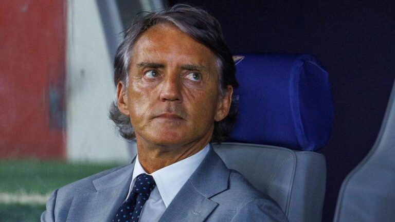 Roberto Mancini im Anzug gestikulierend am Spielfeldrand