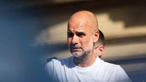 Pep Guardiola blickt nachdenklich am Spielfeldrand