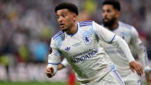 Jadon Sancho im Trikot von Borussia Dortmund schaut konzentriert auf das Spielfeld