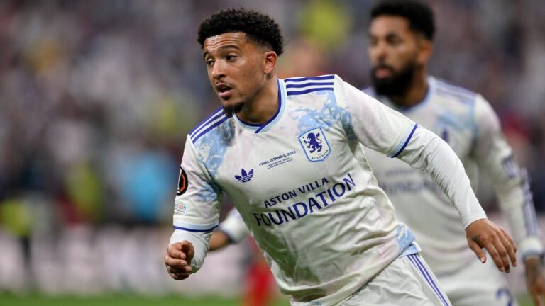 Jadon Sancho im Trikot von Borussia Dortmund schaut konzentriert auf das Spielfeld