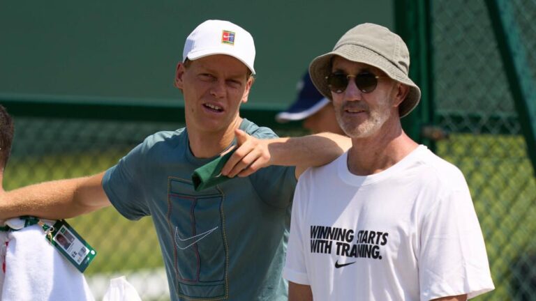 Tennisspieler Jannik Sinner jubelt gemeinsam mit seinem Trainer Darren Cahill nach dem erfolgreichen Finale in Wimbledon