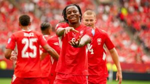Johan Manzambi bejubelt ein Tor im Trikot der Schweizer Nationalmannschaft bei der WM