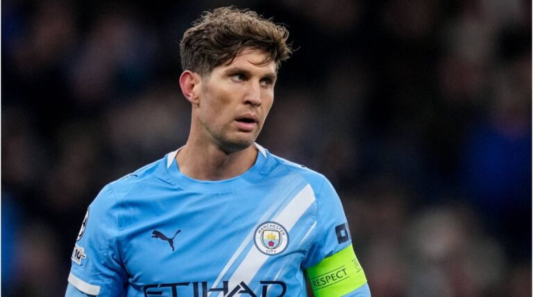 John Stones jubelt im Trikot von Manchester City bei einem Fußballspiel