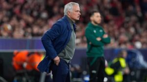 José Mourinho und Sami Khedira in ihrer gemeinsamen Zeit bei Real Madrid auf dem Rasen