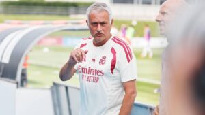 José Mourinho gestikuliert im Trainingsanzug von Real Madrid am Spielfeldrand