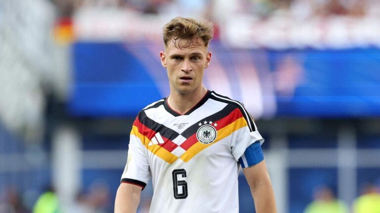 Ein sichtlich enttäuschter Joshua Kimmich im Trikot der deutschen Nationalmannschaft nach dem frühen Ausscheiden.